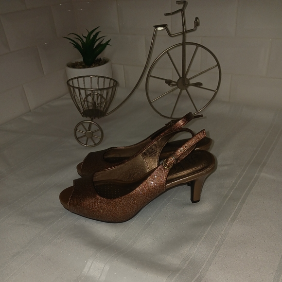 LifeStride Metallic Gold Colored Heels. Size 6M More like Copper colored - Picture 5 of 9